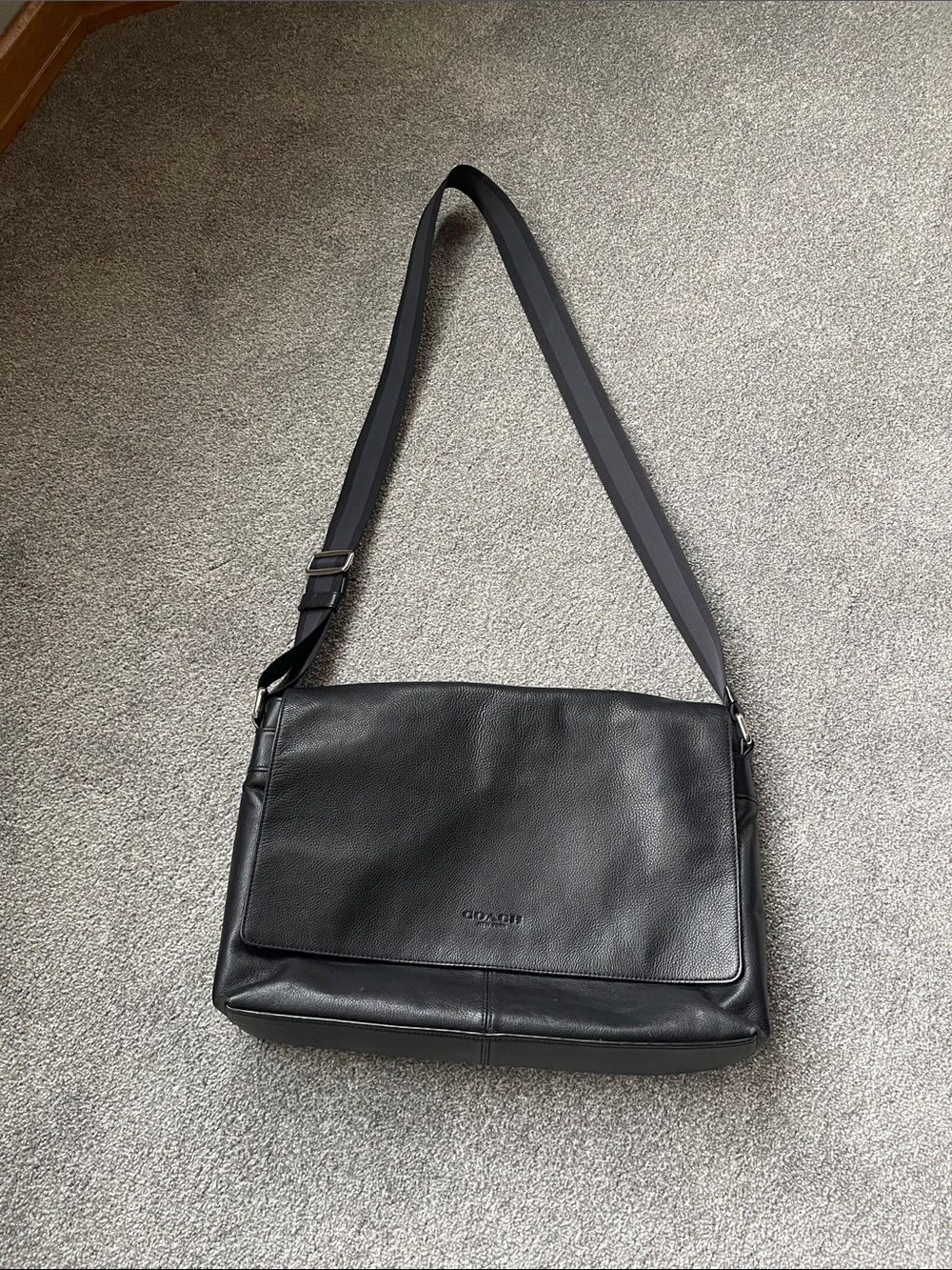 Coach Black Leather Messenger Bag - in excellent condition ( unisex )